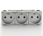 Bticino - LivingLight drievoudig voorbekabeld stopcontact met penaarde - steekklemmen - Aluminium Tech